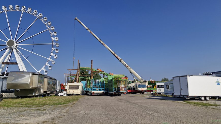 Der Aufbau vom Riesenrad und Rio Rapidos am 18. September 2024. Foto: Stadt Oldenburg