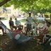 Vorschau: Zwei Jungen liegen in einer Hängematte, davor sitzen weitere Jugendliche auf Gartenstühlen. Foto: Stadt Oldenburg