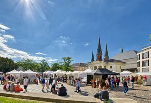 Der Kunsthandwerkermarkt „Nikolaimarkt“ in Oldenburg. Foto: Hans-Jürgen Zietz
