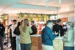 Anwesende tauschen sich aus. Foto: Bonnie Bartusch