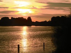 Sonnenaufgang am Bornhorster See. Foto: Werner Fuhlrott