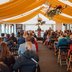 Vorschau: Die Moderatorin spricht zum Publikum. Foto: Florian Skupin