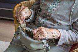 Hände einer alten Frau mit Schüssel und Handtasche. Foto: Sabine Van Erp/Pixabay.com