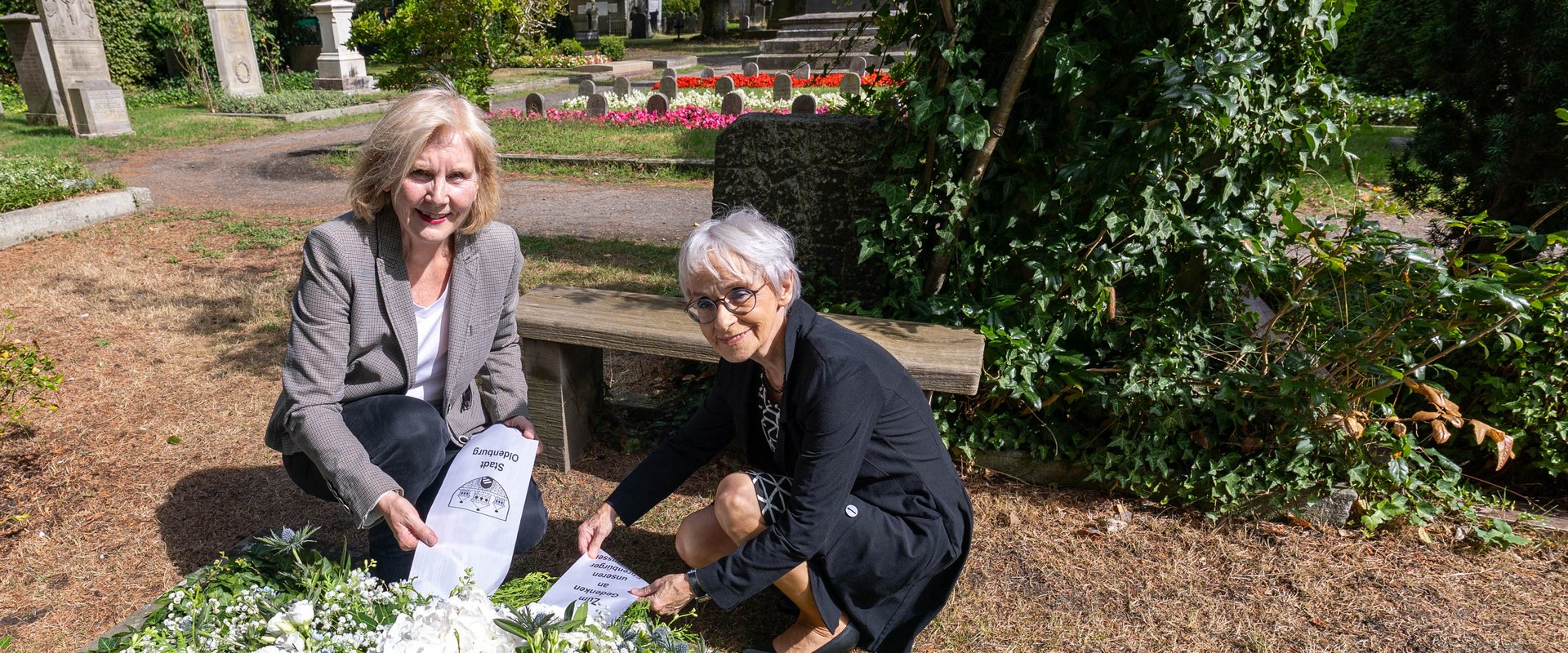 Bürgermeisterin Petra Averbeck (links) und Inge von Danckelman (rechts), 1. Vorsitzende der Freunde und Förderer des Horst-Janssen-Museums, legten zum Gedenken an Horst Janssen einen Kranz auf dem Gertrudenkirchhof nieder. Foto: Sascha Stüber