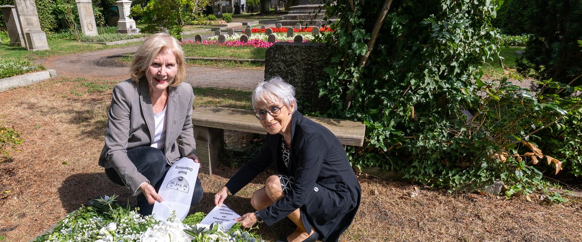 Bürgermeisterin Petra Averbeck (links) und Inge von Danckelman (rechts), 1. Vorsitzende der Freunde und Förderer des Horst-Janssen-Museums, legten zum Gedenken an Horst Janssen einen Kranz auf dem Gertrudenkirchhof nieder. Foto: Sascha Stüber
