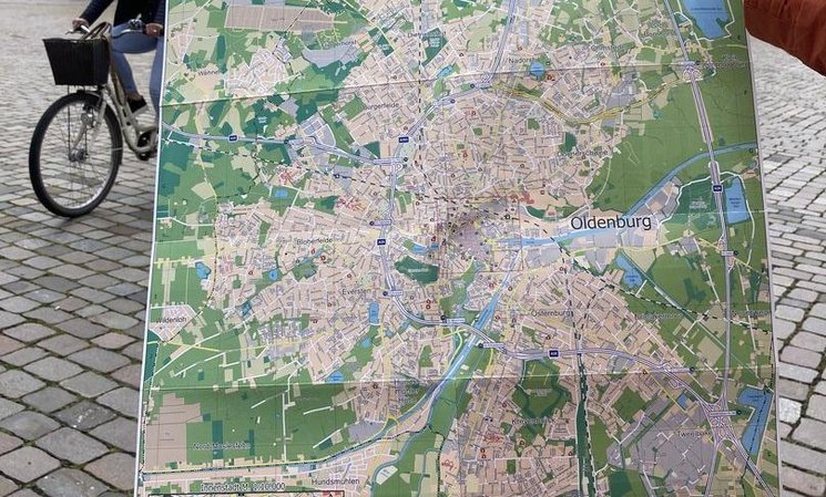 Aufgefalteter Stadtplan vor dem Schloss Foto: Stadt Oldenburg