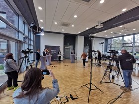 Das Set in den neuen Sitzungssälen der Stadt Oldenburg vor Beginn des 6. Oldenburger Fachkräfte-Forums. Foto: Stadt Oldenburg