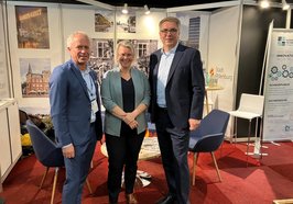 Erstes Kennenlernen auf den „Promotiedagen“ (von rechts): Oldenburgs Oberbürgermeister Jürgen Krogmann, Groningens Bürgermeisterin Roelien Kamminga und Ralph Wilken (Leiter Wirtschaftsförderung Stadt Oldenburg). Foto: Stadt Oldenburg