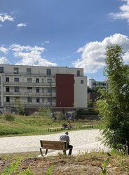 Ein Mann ließt auf einer Bank im Minipark. Foto: Stadt Oldenburg