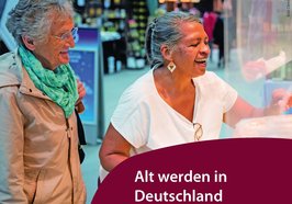 Das Bild zeigt ein Veranstaltungsplakat mit der Überschrift „Alt werden in Deutschland – Vielfalt der Potentiale und Ungleichheit der Teilhabechancen“. Zu sehen ist ein Fotoausschnitt von zwei älteren Personen die gemeinsam an einem Stand in einer Markthalle einkaufen. Quelle: Stadt Oldenburg
