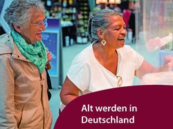 Veranstaltungsplakat mit der Überschrift „Alt werden in Deutschland – Vielfalt der Potentiale und Ungleichheit der Teilhabechancen“. Fotoausschnitt von zwei älteren Personen, die gemeinsam an einem Stand in einer Markthalle einkaufen. © Stadt Das Bild zeigt ein Veranstaltungsplakat mit der Überschrift „Alt werden in Deutschland – Vielfalt der Potentiale und Ungleichheit der Teilhabechancen“. Zu sehen ist ein Fotoausschnitt von zwei älteren Personen die gemeinsam an einem Stand in einer Markthalle einkaufen. Quelle: Stadt Oldenburg