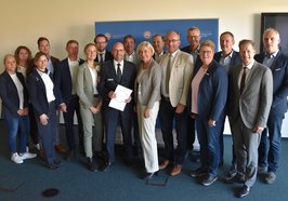 Zusammen gegen Clankriminalität: Für die Stadt Oldenburg unterzeichnete Erste Stadträtin Dr. Julia Figura (6. von links) die Vereinbarung über eine gemeinsame Sicherheitspartnerschaft. Foto: Polizei