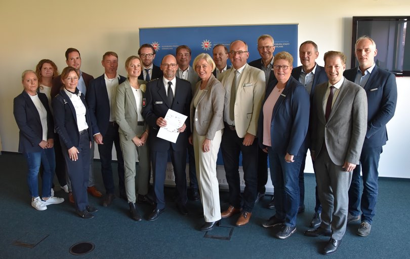 Zusammen gegen Clankriminalität: Für die Stadt Oldenburg unterzeichnete Erste Stadträtin Dr. Julia Figura (6. von links) die Vereinbarung über eine gemeinsame Sicherheitspartnerschaft. Foto: Polizei