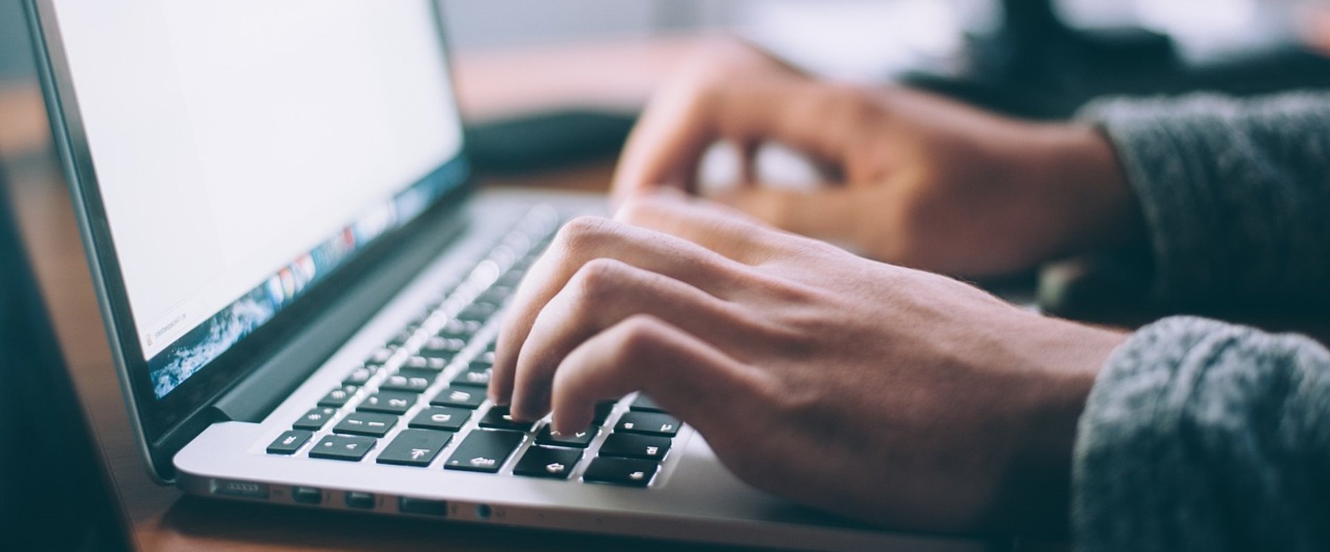 Laptop mit Händen, die tippen. Foto: StockSnap/Pixabay