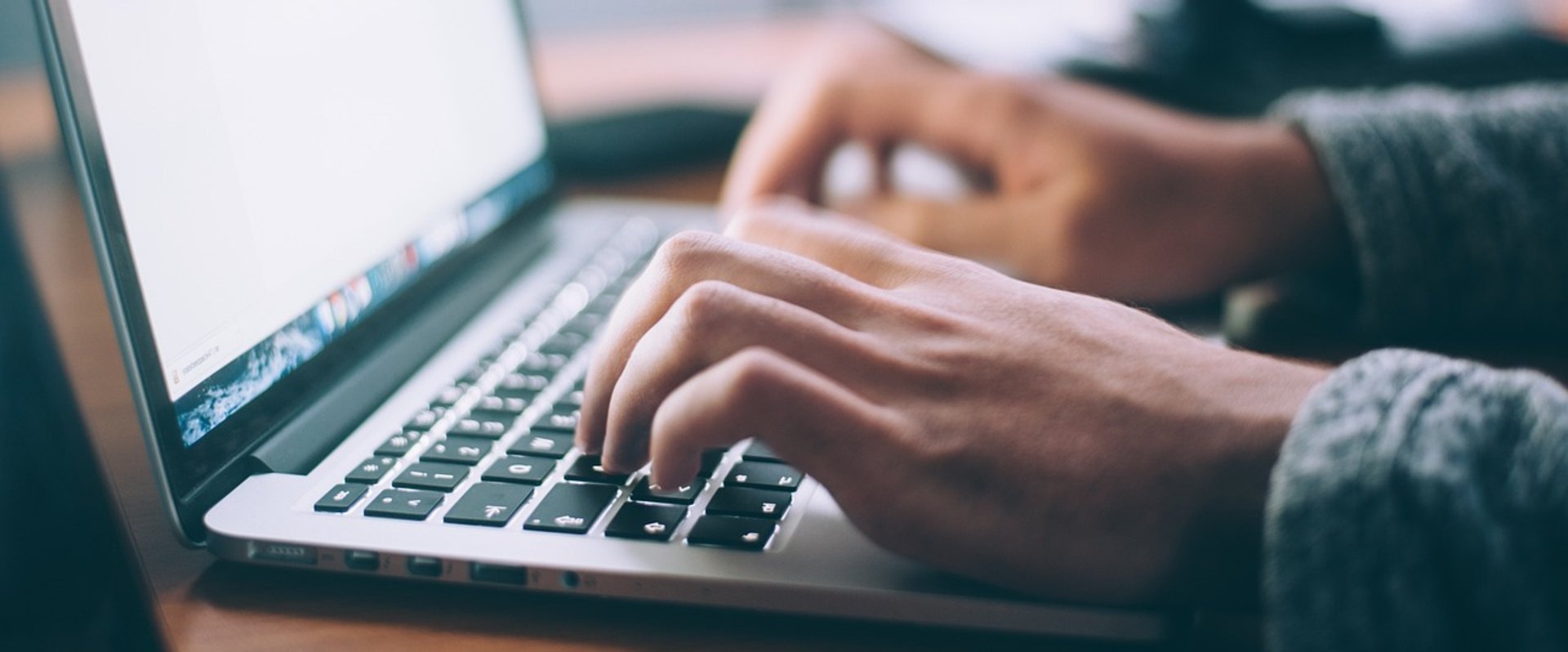 Laptop mit Händen, die tippen. Foto: StockSnap/Pixabay