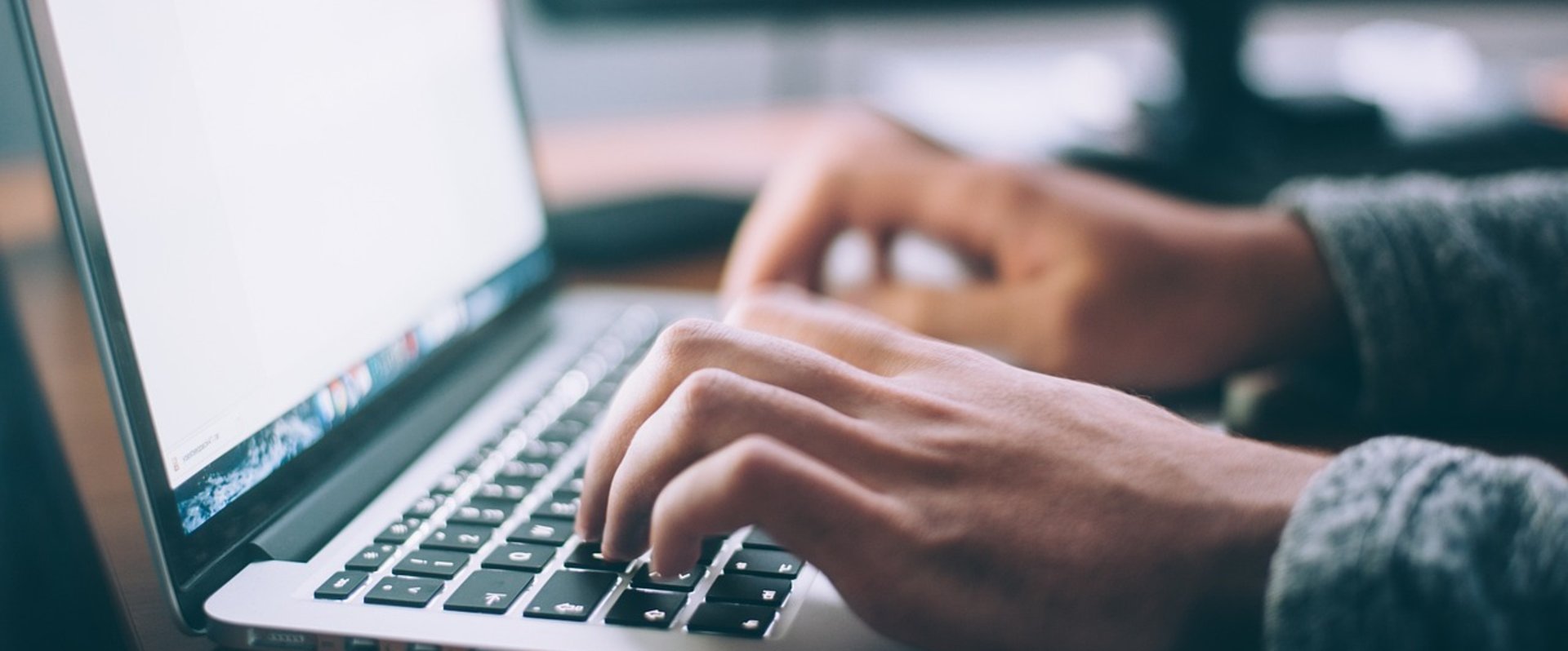 Laptop mit Händen, die tippen. Foto: StockSnap/Pixabay