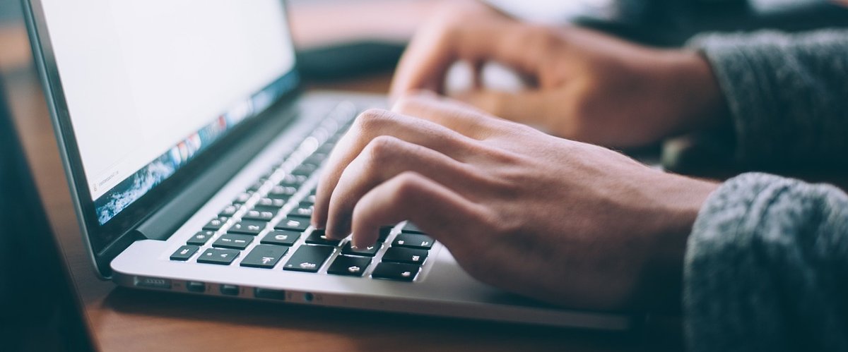 Laptop mit Händen, die tippen. Foto: StockSnap/Pixabay