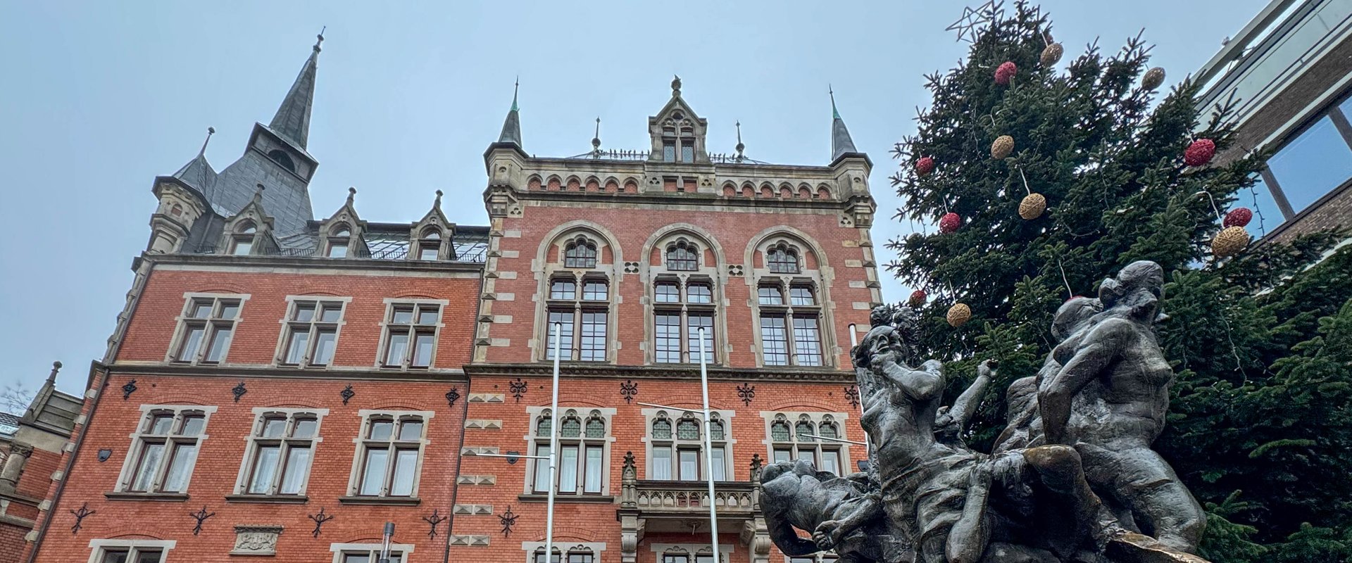 Rathaus der Stadt Oldenburg mit Schild „2025". Foto Sascha Stüber