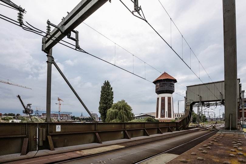 Eisenbahnbrücke am Hafen. Foto: Mittwollen und Gradetchliev Eisenbahnbrücke am Hafen. Foto: Mittwollen und Gradetchliev
