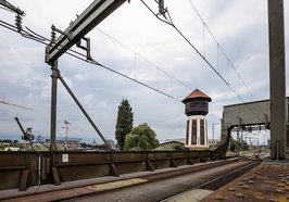 Eisenbahnbrücke am Hafen. Foto: Mittwollen und Gradetchliev