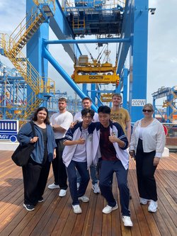 Auszubildende der BBS Wechloy mit Schülerinnen und Schülern ihrer Qingdao-Partnerschule im Hafen von Qingdao. Foto: BBS Wechloy Auszubildende der BBS Wechloy mit Schülerinnen und Schülern ihrer Qingdao-Partnerschule im Hafen von Qingdao. Foto: BBS Wechloy