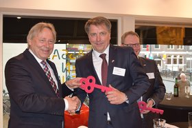 Peter den Oudsten überreicht Jürgen Krogmann einen symbolischen, roten Schlüssel. Foto: Stadt Oldenburg