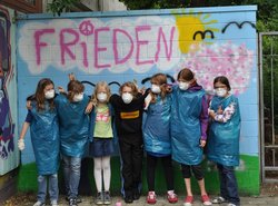 Mädchen vor bunter Wand. Foto: Stadt Oldenburg