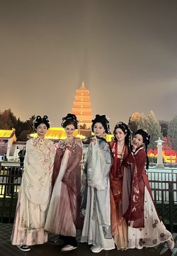 Gruppenfoto der Schülerinnen des Alten Gymnasiums Oldenburg und der Xi'an Nr. 89 Middle School in traditioneller chinesischer Tang-Kleidung und passender Schminktechnik