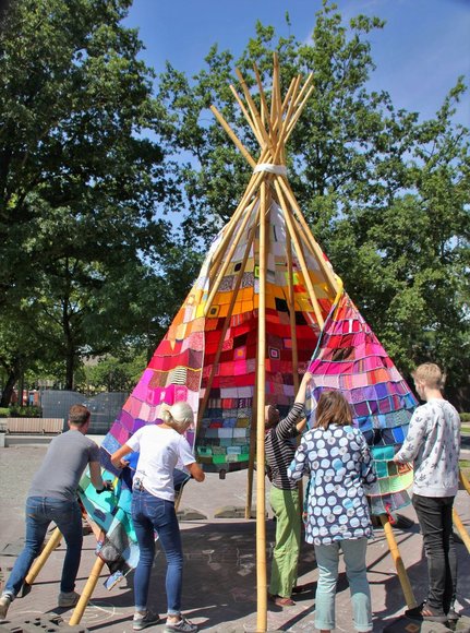 Das Gewebe wird in Form gebracht. Foto: Werner Ufferhardt. 
