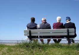 Senioren auf einer Bank. Foto: madochab/Photocase.de