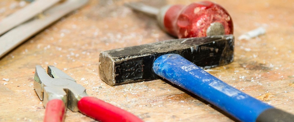 Werkzeuge auf einer Werkbank liegend. Foto: Sabine Schulte/Pixabay