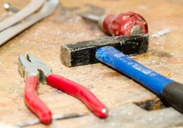 Werkzeuge auf einer Werkbank liegend. Foto: Sabine Schulte/Pixabay