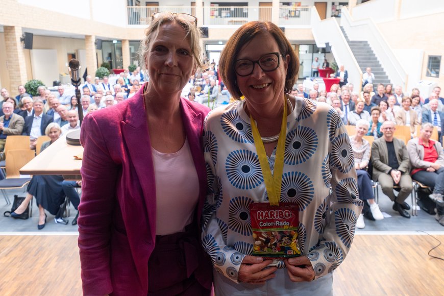 Dagmar Sachse (rechts) und Bettina Unruh, Geschäftsführerin der Baumhaus gGmbH. Foto: Sascha Stüber