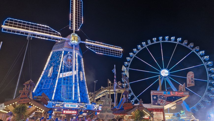 „Die Mühle“ und das Riesenrad auf dem Kramermarkt 2025. Foto: Stadt Oldenburg