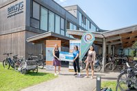 (von links): Svenja Klötscher, Marketing energy & meteo systems, überreicht den Scheck für das vierte Etappenziel an Katja Reiche, Organisation Ressourcenzentrum, und Dr. Katharina Dutz, Vorstand ReparaturRat. Foto: emsys renewables