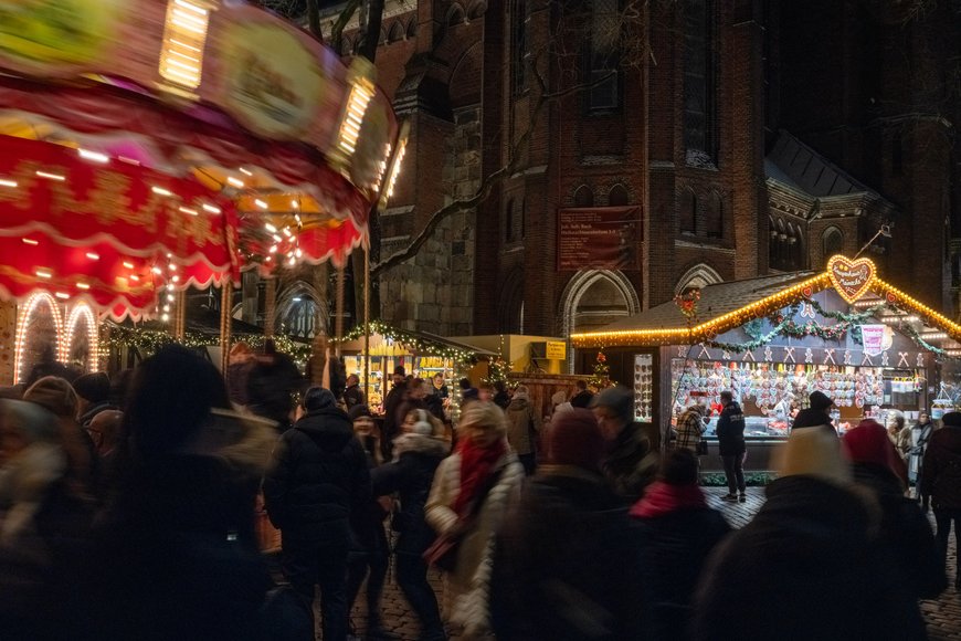 Das Karussell auf dem Rathausmarkt und Stände auf dem Lamberti-Markt 2023. Foto: Sascha Stüber