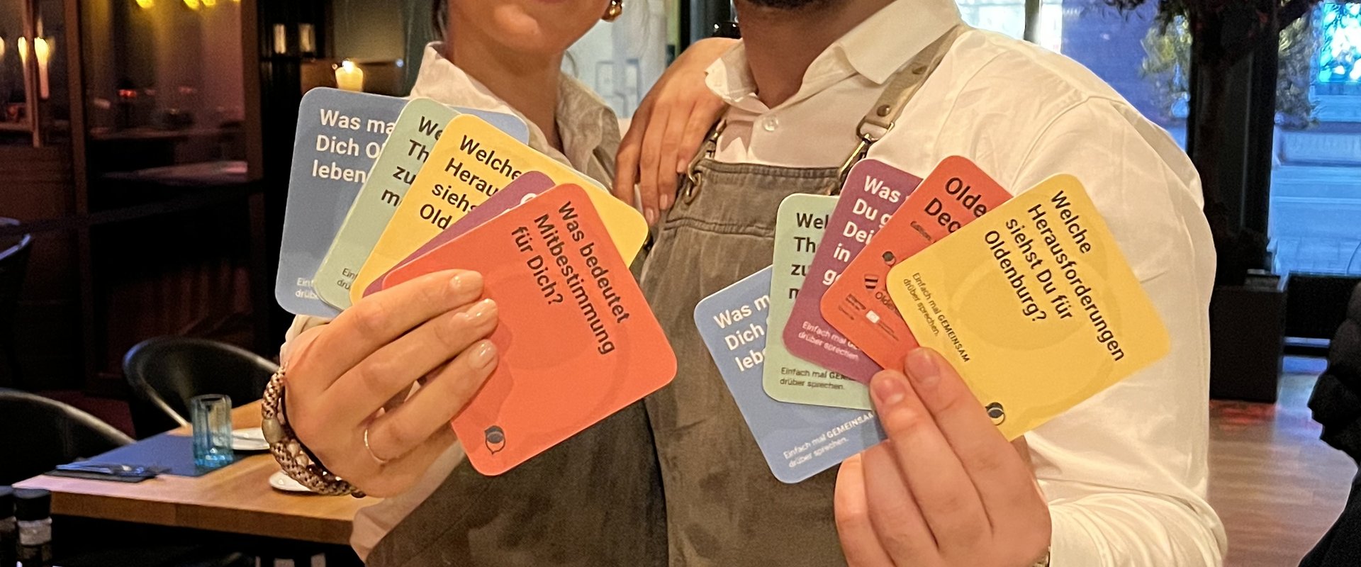 Buntes Quintett: Sadir Abdiko und Laureen Reiners vom Restaurant „Sasso“ präsentieren die fünf „Oldenburger Deckel“. Foto: Stadt Oldenburg
