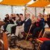 Vorschau: Die linke Seite des Publikums applaudiert. Foto: Florian Skupin