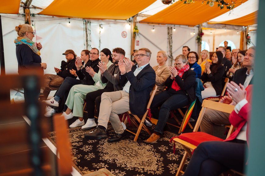 Die linke Seite des Publikums applaudiert. Foto: Florian Skupin
