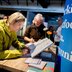 Vorschau: Eine Dame liest in der Broschüre „ISEK Zukunft 2050“ und schreibt ihre Anmerkung auf einem Zettel. Foto: Hauke-Christian Dittrich