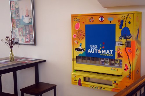 Neu bestückt: Im KinderKunstAutomaten im Kulturzentrum PFL gibt es jetzt rund 90 Miniaturkunstwerke aus Naturmaterialien für je 2 Euro. Foto: Stadt Oldenburg Neu bestückt: Im KinderKunstAutomaten im Kulturzentrum PFL gibt es jetzt rund 90 Miniaturkunstwerke aus Naturmaterialien für je 2 Euro. Foto: Stadt Oldenburg
