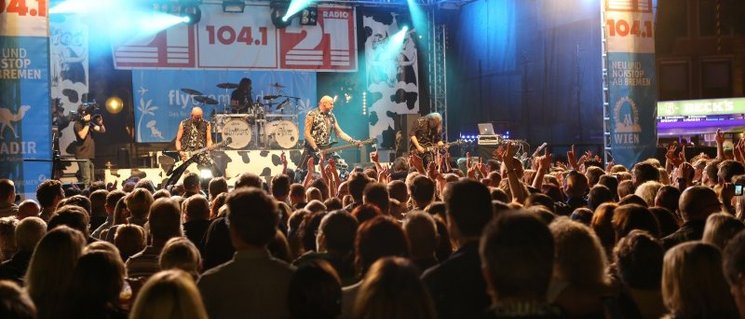 Menschenmenge vor einer Stadtfest-Bühne. Foto: OlDigitaleye