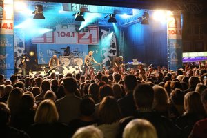 Menschenmenge vor einer Stadtfest-Bühne. Foto: OlDigitaleye