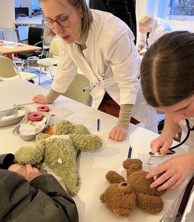Medizinstudentinnen untersuchen Teddys. Foto: Sascha Stüber