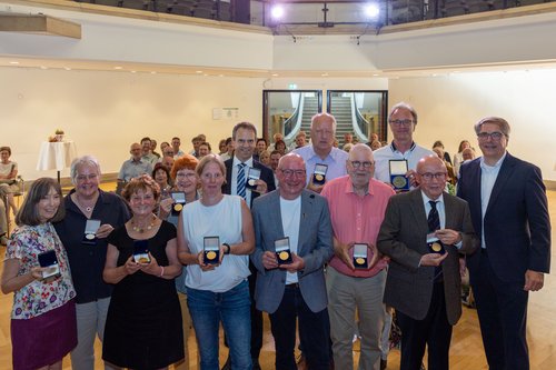 Im Kulturzentrum PFL zeichnete Oberbürgermeister Jürgen Krogmann (1. von rechts) Ehrenamtliche mit dem Großen Stadtsiegel sowie der Goldenen und Silbernen Stadtmedaille aus. Foto: Sascha Stüber