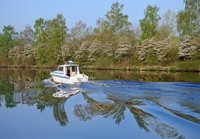 Frühling an der Wasserstraße ‑ der Küstenkanal in Oldenburg im Blütenschmuck