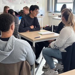 Schülergruppe aus Qingdao nimmt gemeinsam mit den Schülerinnen und Schülern der BBS Wechloy am Unterricht teil. @BBS Wechloy