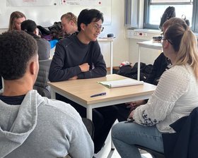 Schülergruppe aus Qingdao nimmt gemeinsam mit den Schülerinnen und Schülern der BBS Wechloy am Unterricht teil. @BBS Wechloy Schülergruppe aus Qingdao nimmt gemeinsam mit den Schülerinnen und Schülern der BBS Wechloy am Unterricht teil. @BBS Wechloy