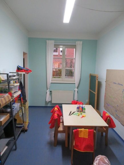 Gruppentisch mit Malsachen und Malkitteln. Foto: Stadt Oldenburg
