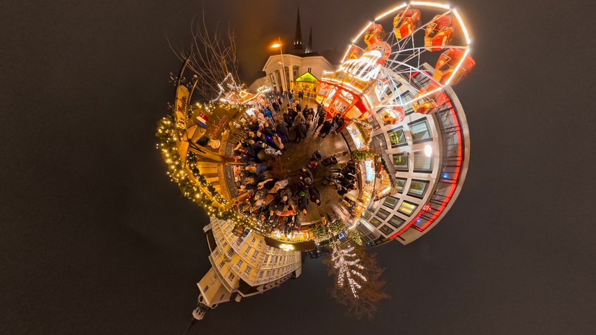 Der Schloßplatz beim Lamberti-Markt 2025 als Weltkugel. Foto: Sascha Stüber